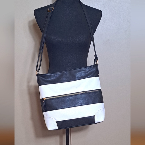 Black & White Strip PVC Leather Shoulder/Crossbody Bag EUC - Picture 2 of 15